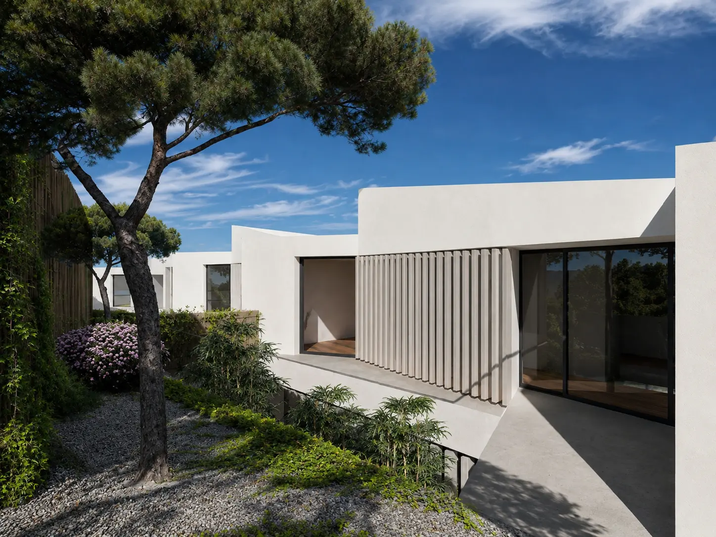 Fachada blanca de una de las viviendas adosadas de Cambrils junto al jardín