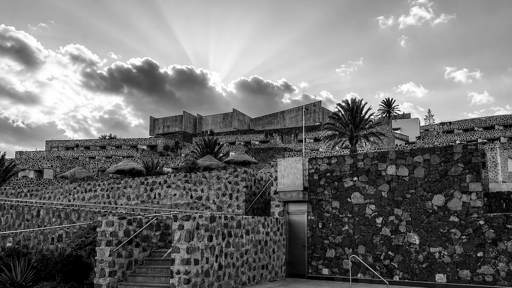 Vista en blanco y negro de los cuerpos escalonados del hotel y sus escaleras exteriores