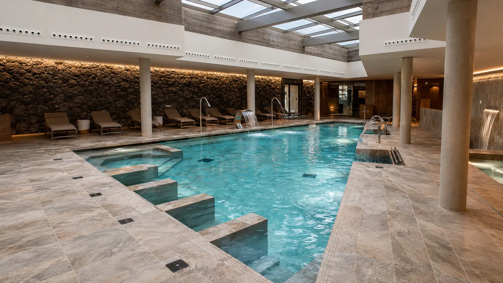 Piscina interior de la zona de bienestar del hotel con luz natural
