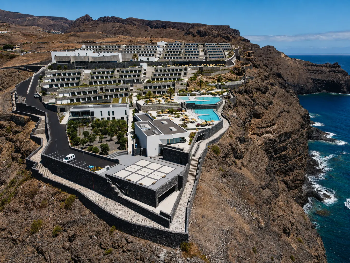 Vista aérea del Hotel Costa Gomera escalonado sobre el acantilado y orientado hacia el mar