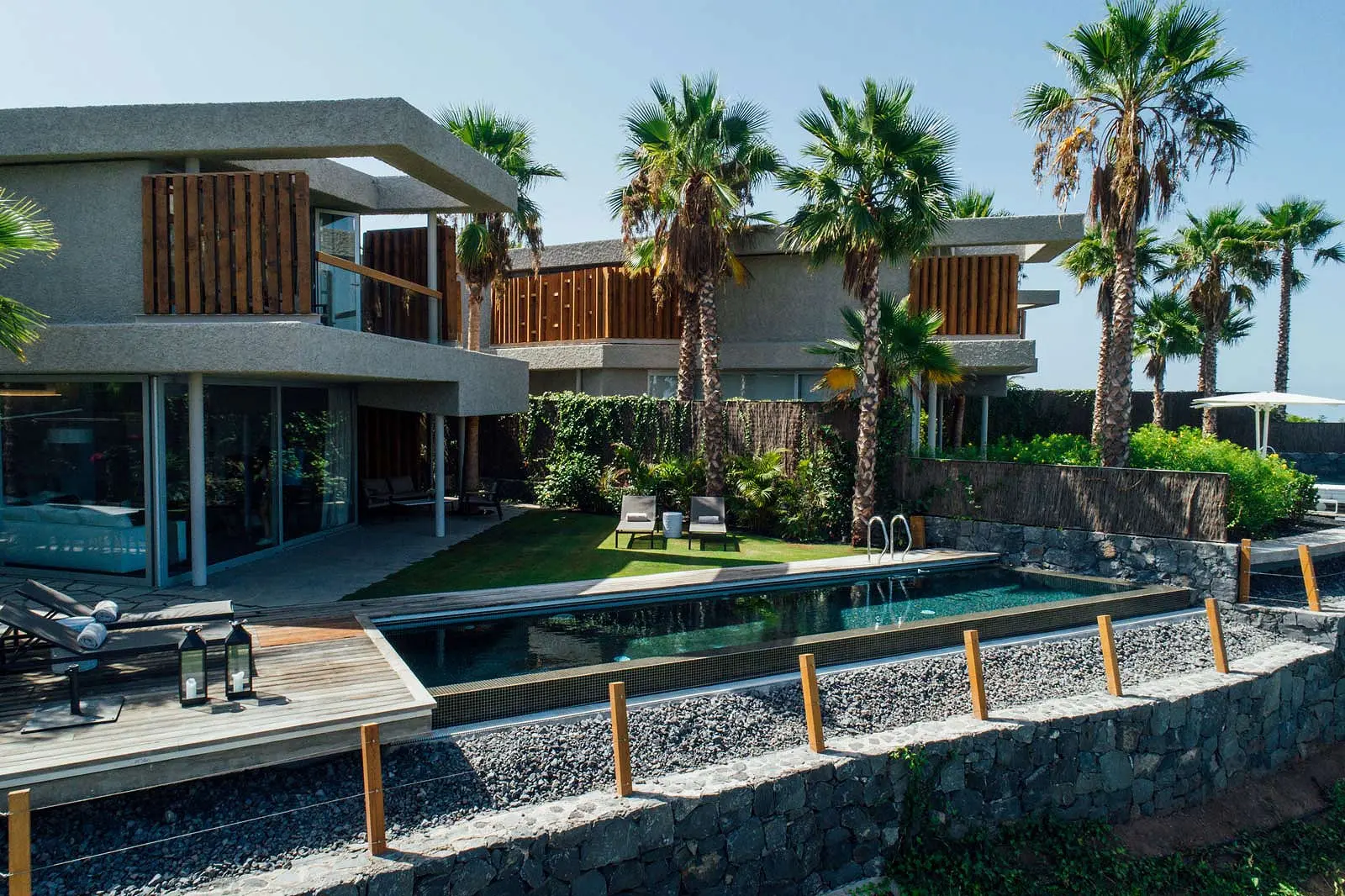 Villas construidas entre jardines en el entorno del Hotel Abama