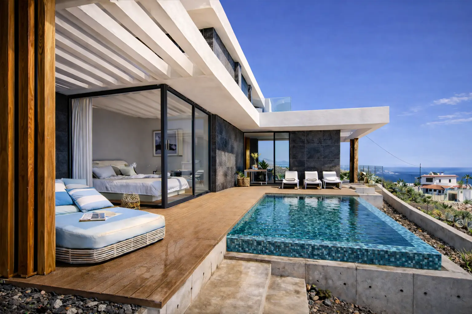 Relación entre dormitorio, terraza, piscina y vistas al mar en Villa Araya